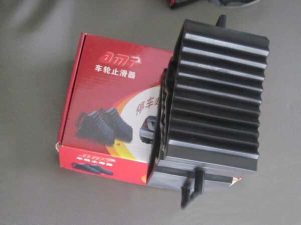 f78ca888-364e-474a-9af2-69ccd51f34ff.jpg Heavy-Duty Under Tire Car Stopper